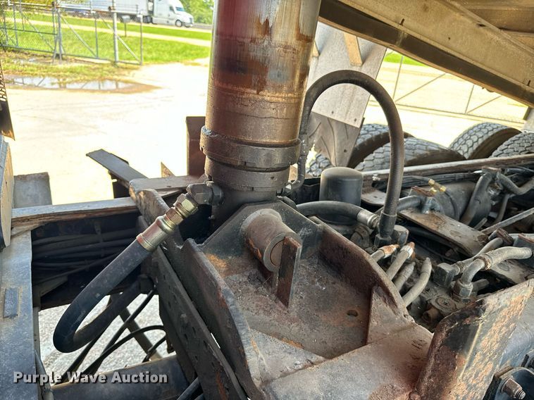 image for item EE7564 2000 Mack dump truck