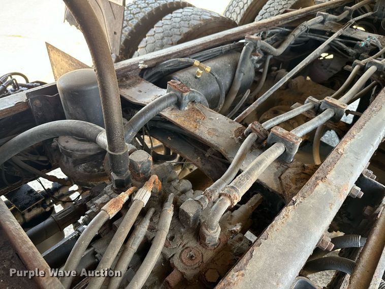 image for item EE7564 2000 Mack dump truck