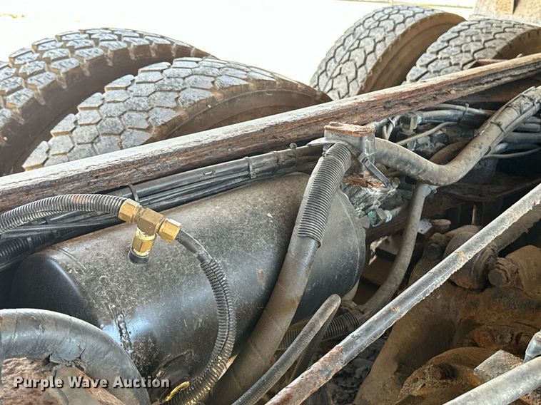 image for item EE7564 2000 Mack dump truck