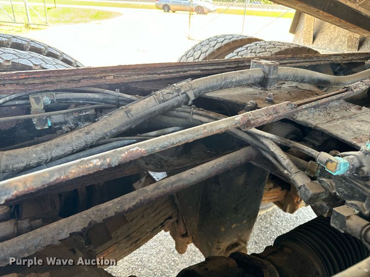 image for item EE7564 2000 Mack dump truck