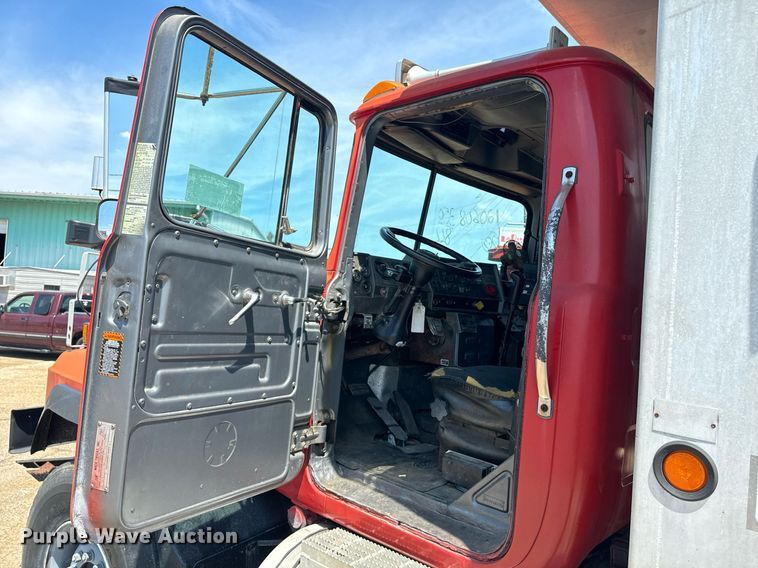 image for item EE7564 2000 Mack dump truck