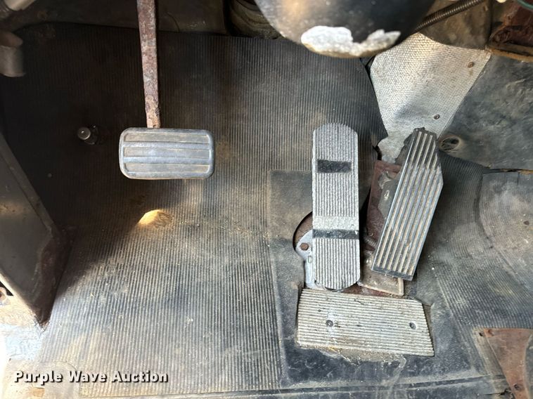 image for item EE7564 2000 Mack dump truck