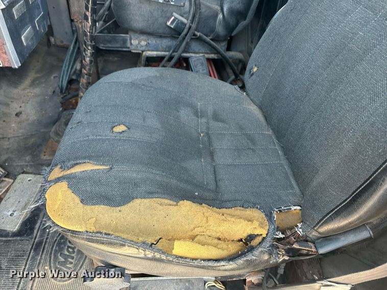 image for item EE7564 2000 Mack dump truck