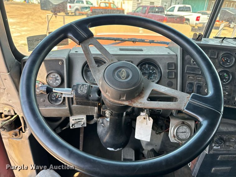 image for item EE7564 2000 Mack dump truck