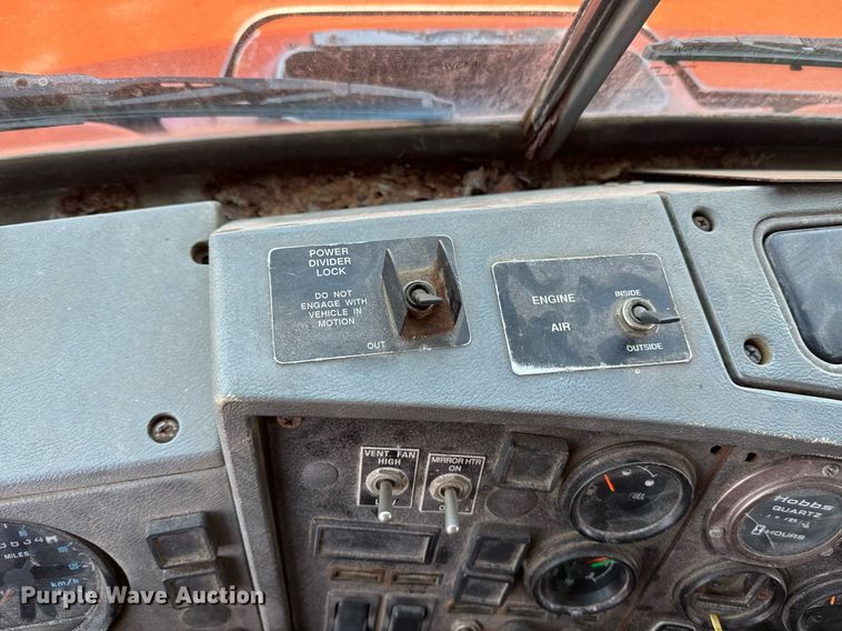 image for item EE7564 2000 Mack dump truck