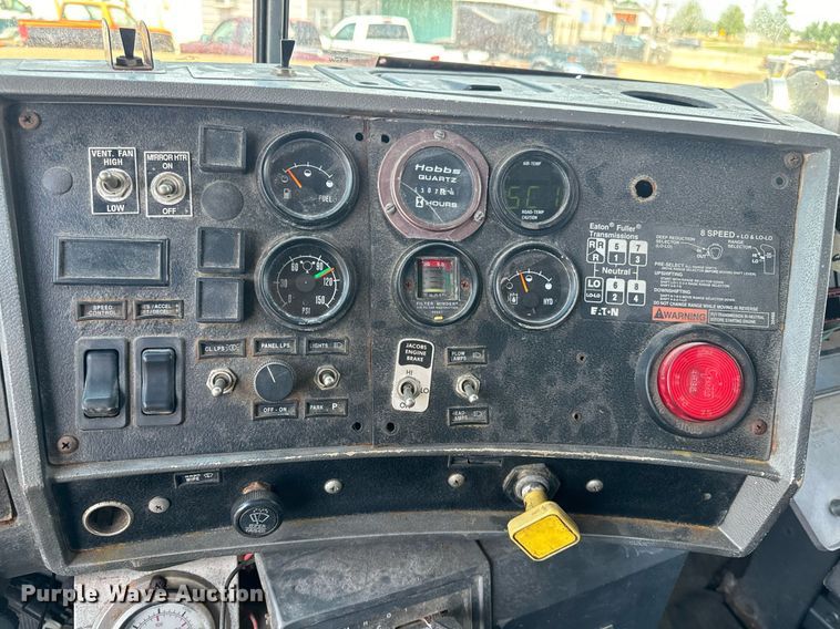 image for item EE7564 2000 Mack dump truck