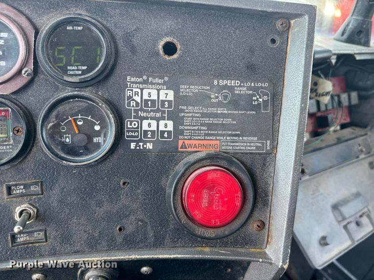 image for item EE7564 2000 Mack dump truck