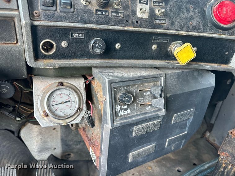 image for item EE7564 2000 Mack dump truck