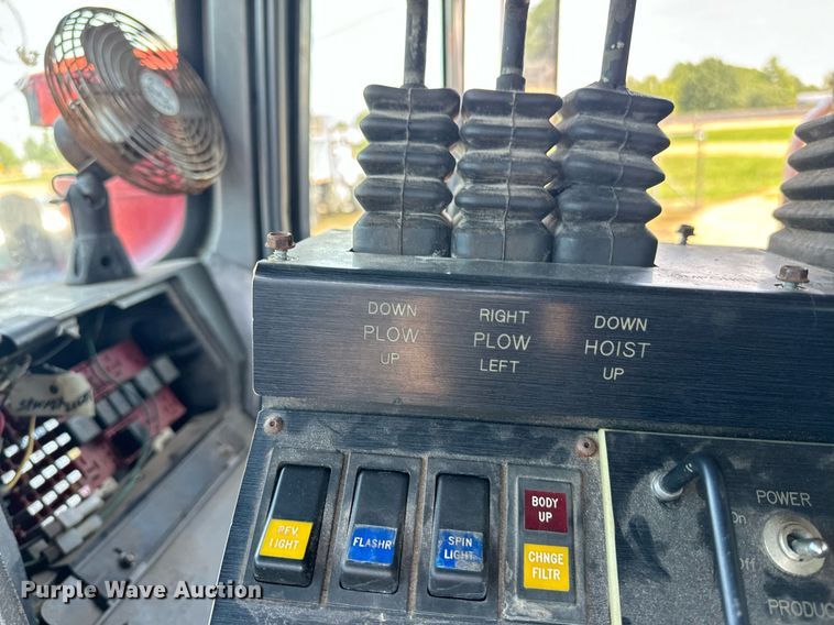 image for item EE7564 2000 Mack dump truck