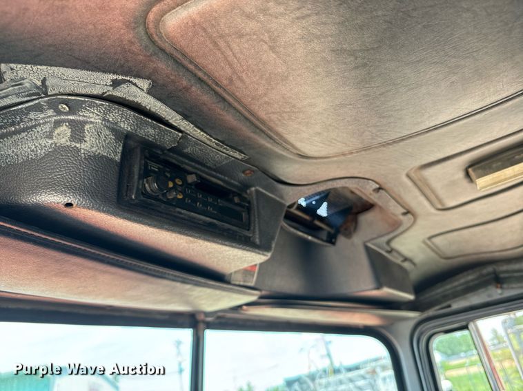 image for item EE7564 2000 Mack dump truck