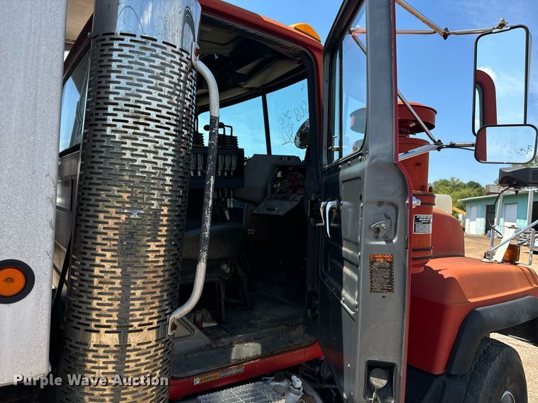 image for item EE7564 2000 Mack dump truck