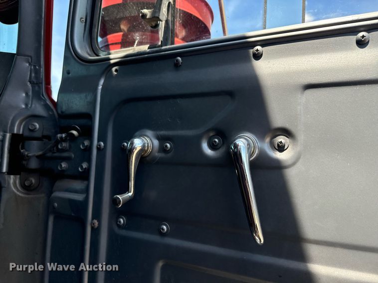 image for item EE7564 2000 Mack dump truck