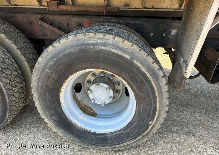 image for item EE7564 2000 Mack dump truck