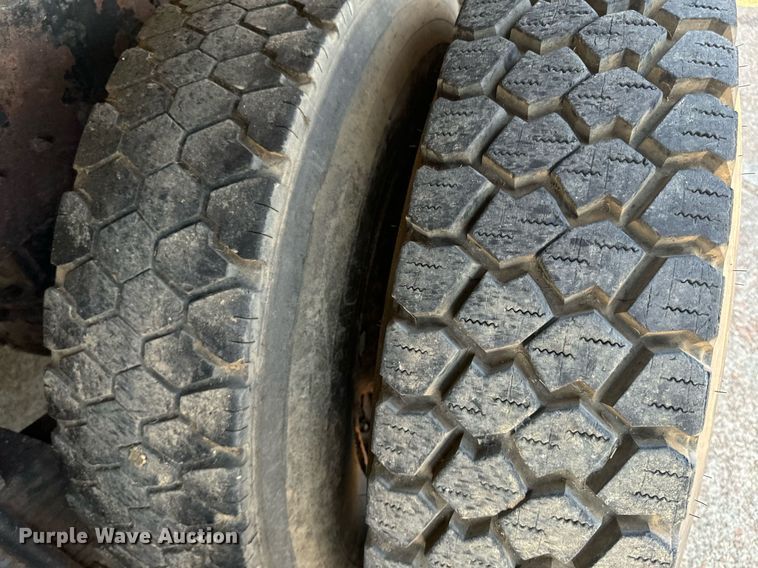 image for item EE7564 2000 Mack dump truck