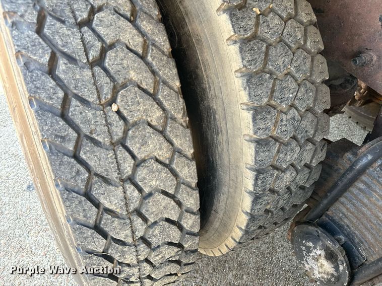 image for item EE7564 2000 Mack dump truck