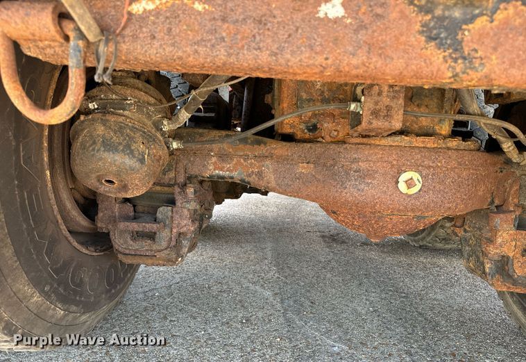 image for item EE7564 2000 Mack dump truck