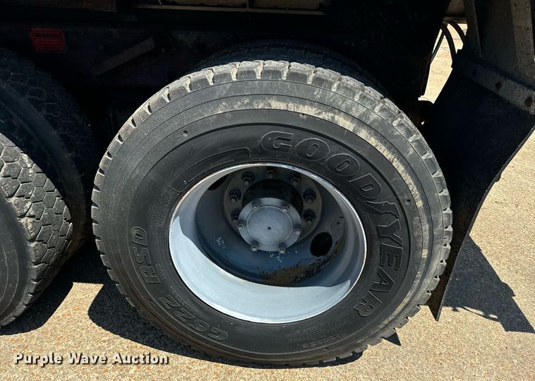 image for item EE7564 2000 Mack dump truck