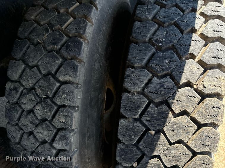 image for item EE7564 2000 Mack dump truck