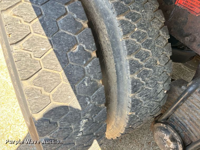 image for item EE7564 2000 Mack dump truck