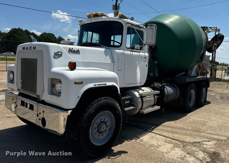 image for item EE7565 1987 Mack ready mix truck