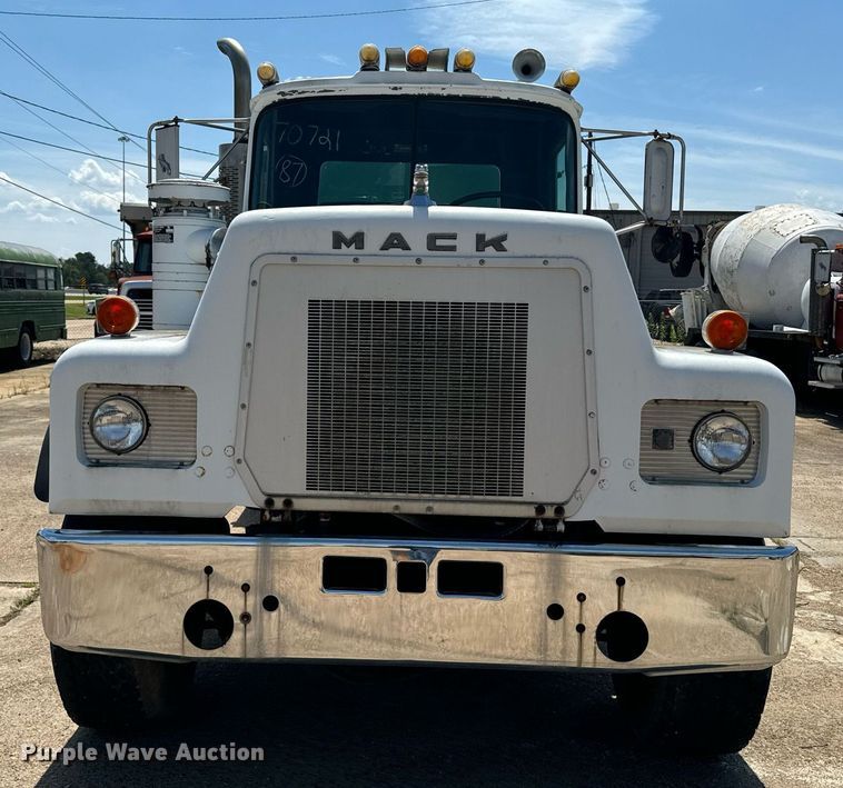 image for item EE7565 1987 Mack ready mix truck