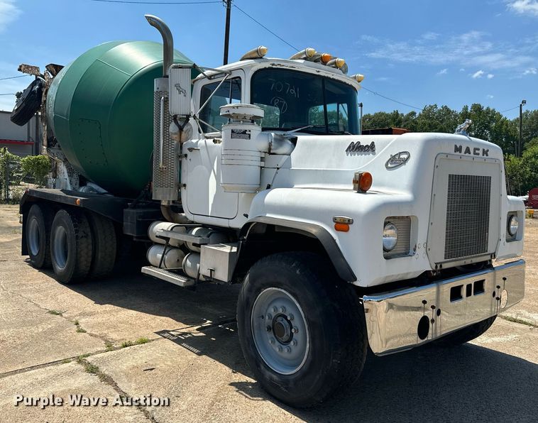 image for item EE7565 1987 Mack ready mix truck
