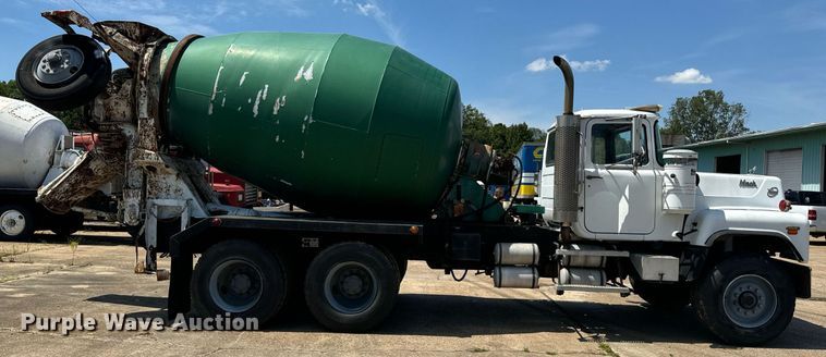 image for item EE7565 1987 Mack ready mix truck