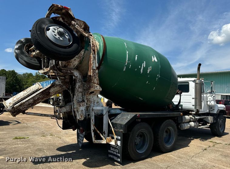 image for item EE7565 1987 Mack ready mix truck