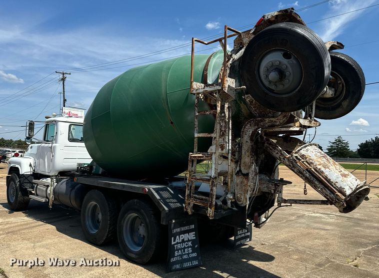 image for item EE7565 1987 Mack ready mix truck