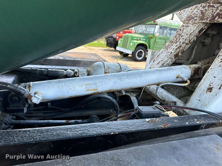 image for item EE7565 1987 Mack ready mix truck