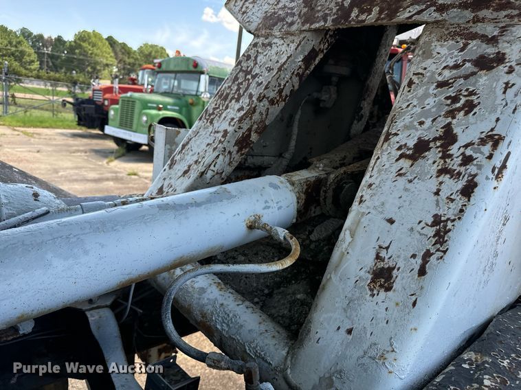 image for item EE7565 1987 Mack ready mix truck