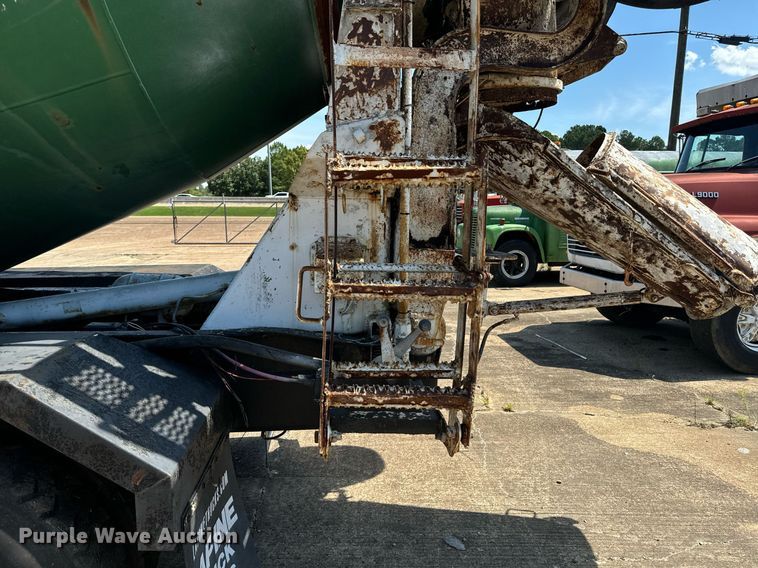 image for item EE7565 1987 Mack ready mix truck