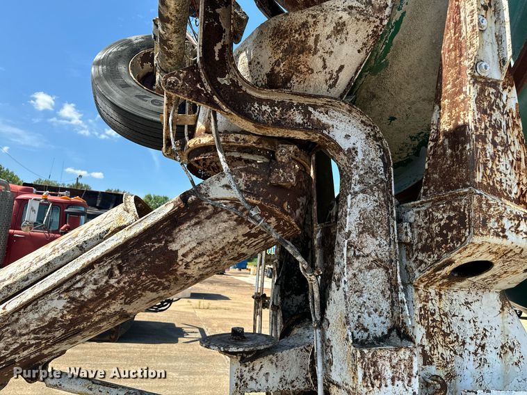 image for item EE7565 1987 Mack ready mix truck