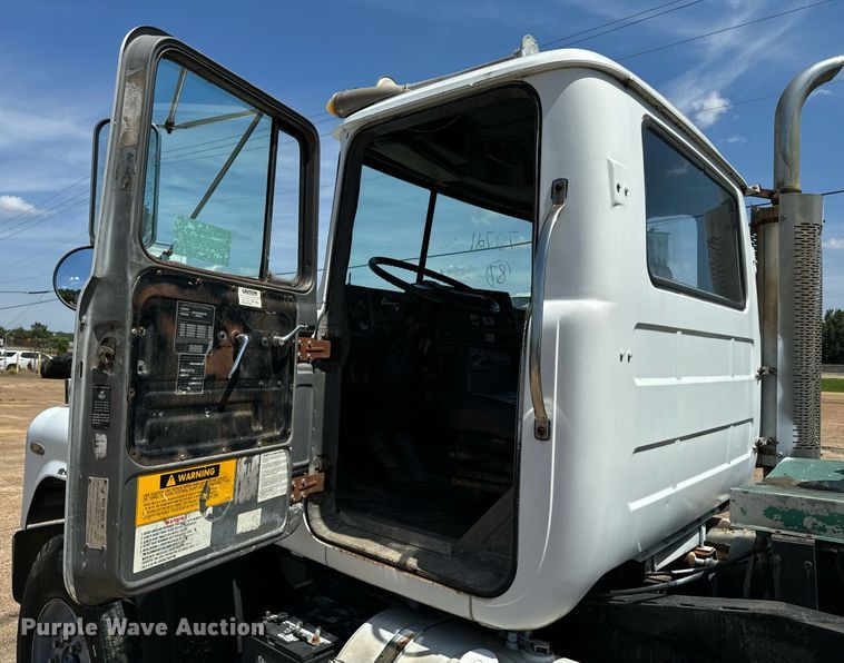 image for item EE7565 1987 Mack ready mix truck