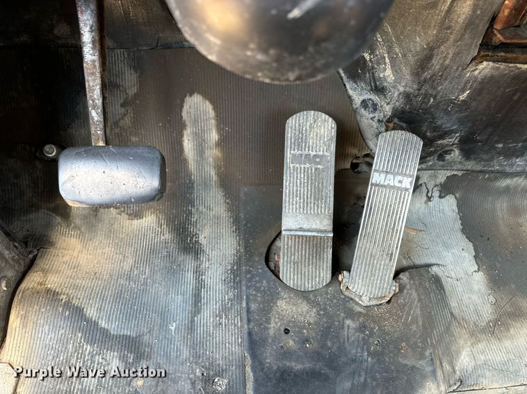 image for item EE7565 1987 Mack ready mix truck