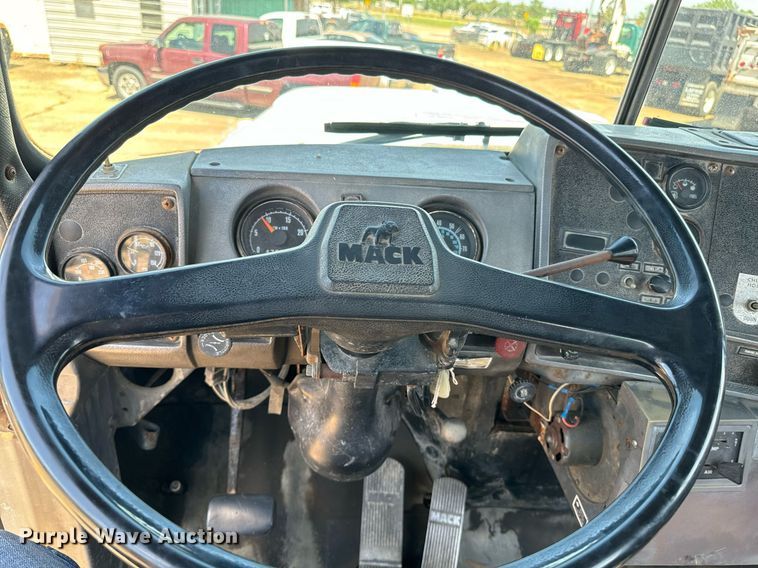 image for item EE7565 1987 Mack ready mix truck
