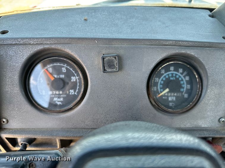 image for item EE7565 1987 Mack ready mix truck
