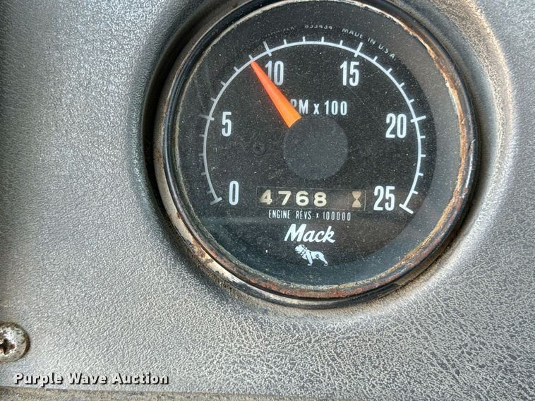 image for item EE7565 1987 Mack ready mix truck