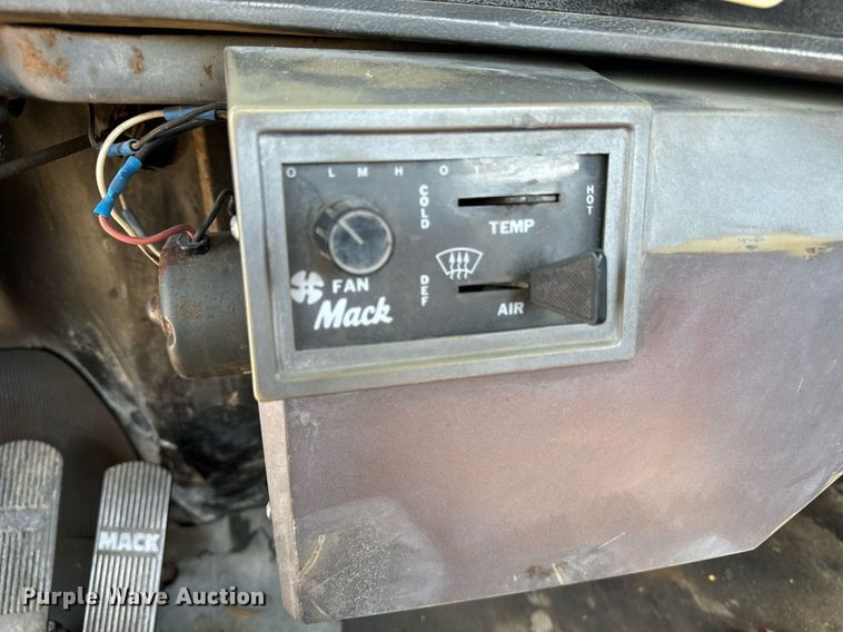 image for item EE7565 1987 Mack ready mix truck