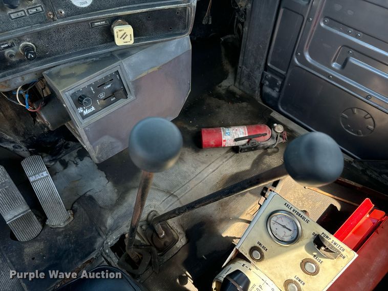 image for item EE7565 1987 Mack ready mix truck