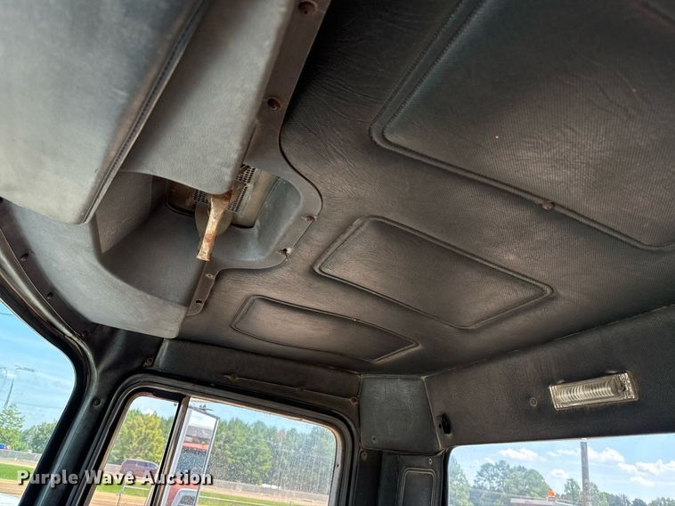 image for item EE7565 1987 Mack ready mix truck