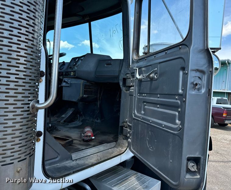 image for item EE7565 1987 Mack ready mix truck