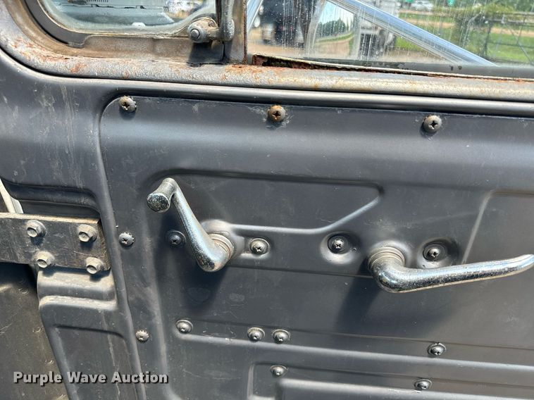 image for item EE7565 1987 Mack ready mix truck