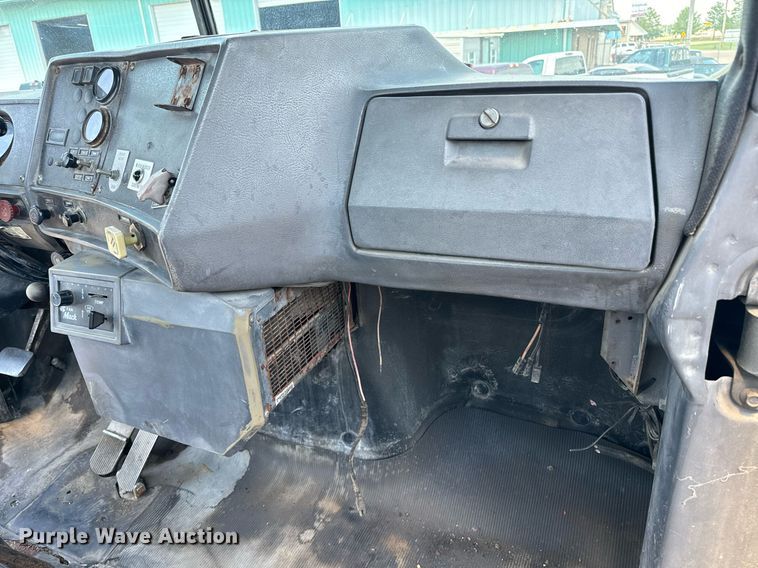 image for item EE7565 1987 Mack ready mix truck