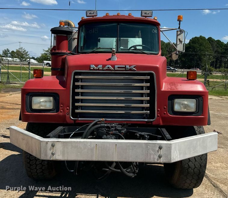 image for item EE7566 1997 Mack ready mix truck