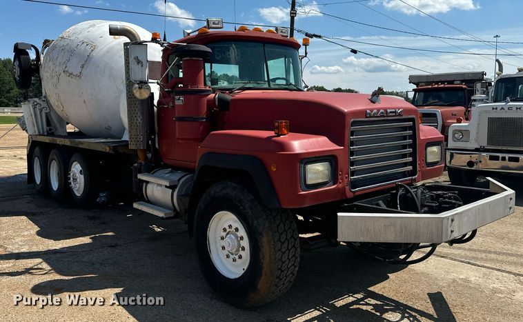 image for item EE7566 1997 Mack ready mix truck