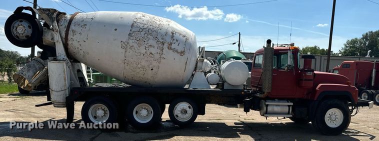 image for item EE7566 1997 Mack ready mix truck