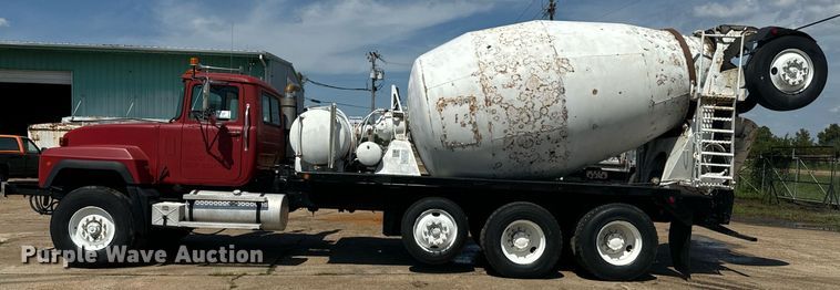 image for item EE7566 1997 Mack ready mix truck