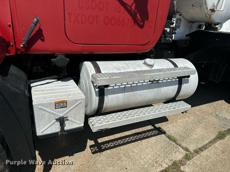 image for item EE7566 1997 Mack ready mix truck