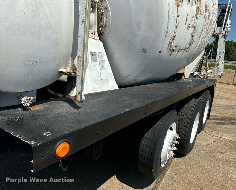 image for item EE7566 1997 Mack ready mix truck